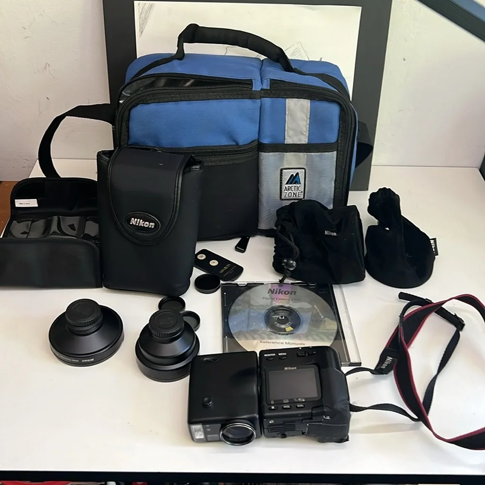 Nikon Coolpix 950 2MP Digital Camera - 3x Optical Zoom with 2 optical lenses